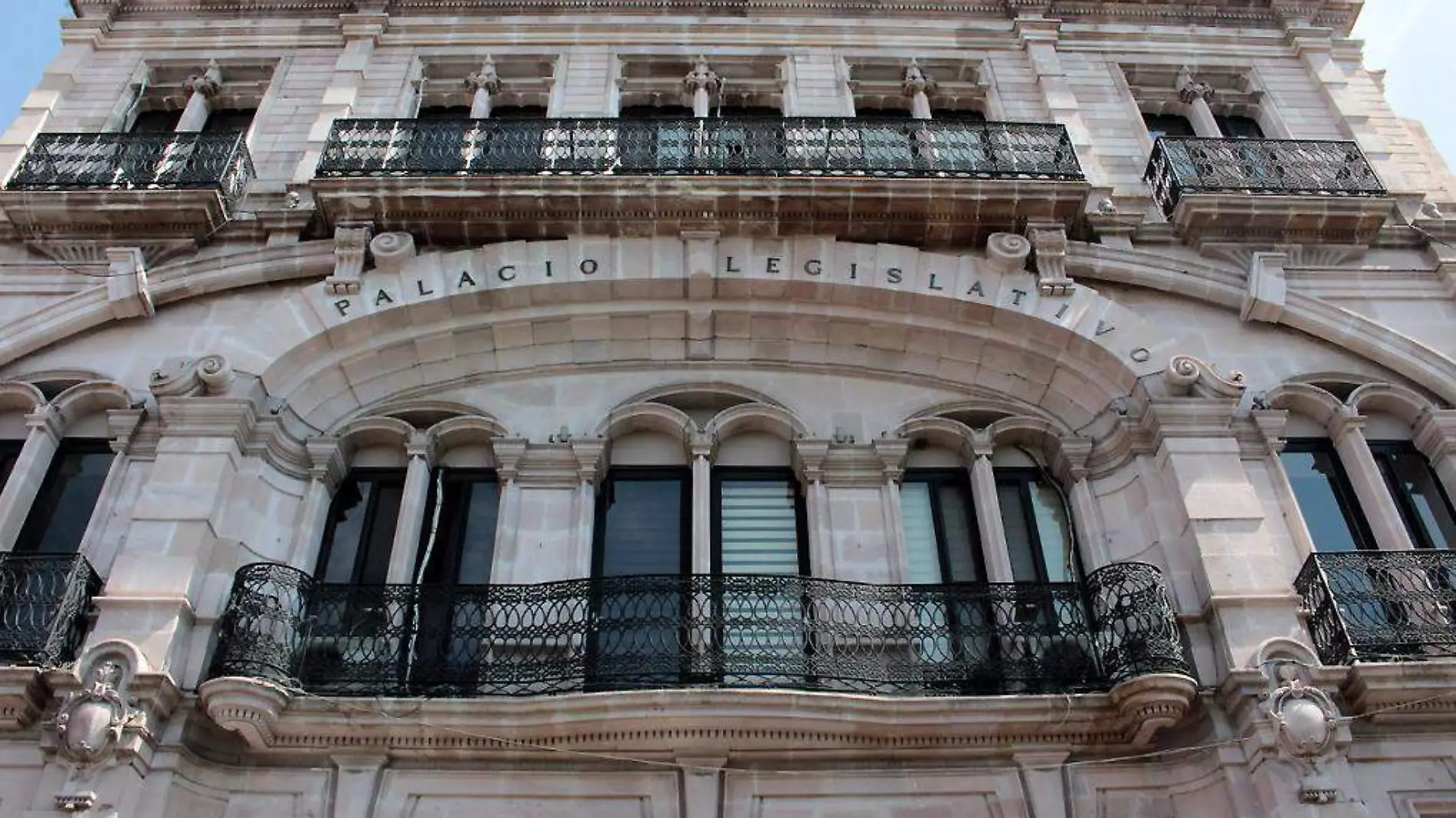 Fachada del Palacio Legislativo en Ags